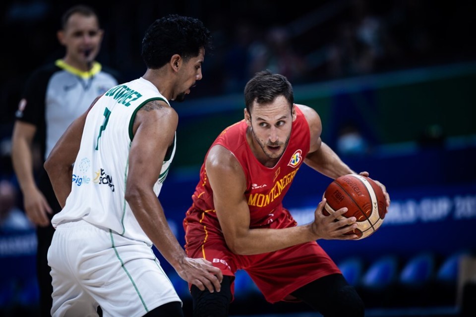 包含墨西哥男篮碾压勇士B队，莫里斯制霸全场的词条