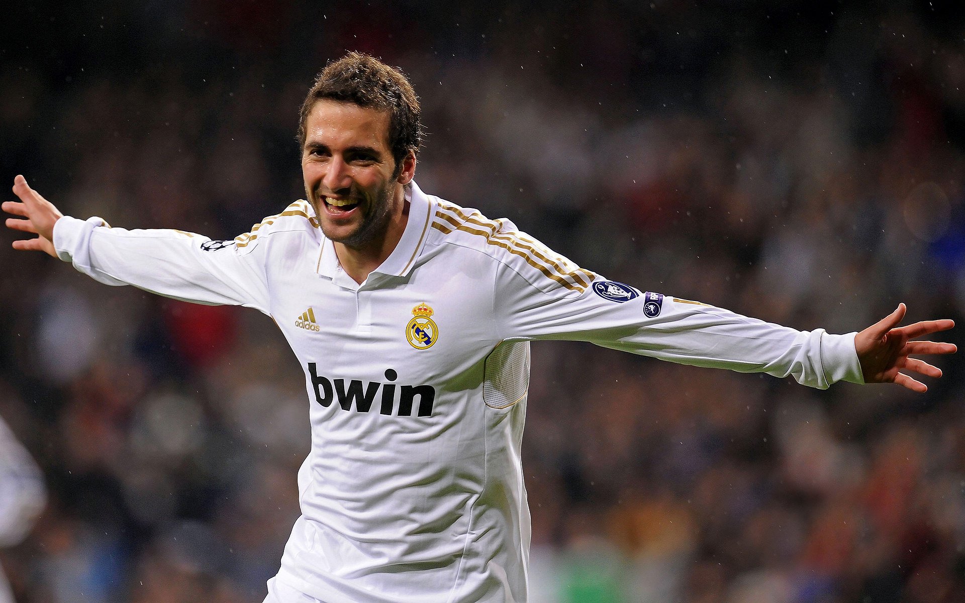 厄瓜多尔冲垮洪都拉斯，当罗德里格在F1赛道接管比赛，世界体育的平行叙事